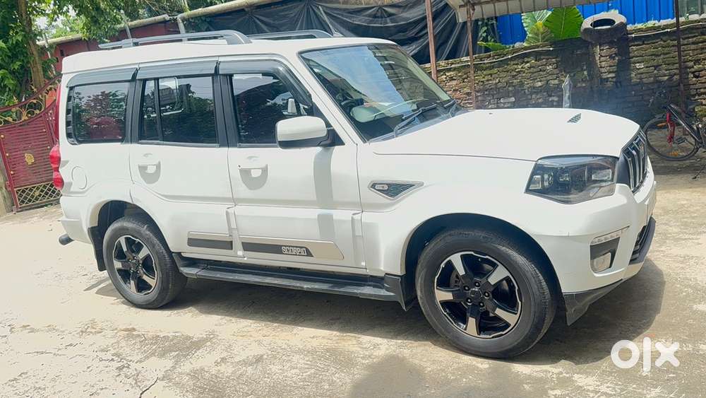 2024 Mahindra Scorpio S11 Classic (white) - Excellent Condition