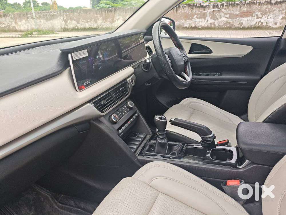 Mahindra Xuv700 2.2 Ax 3 Diesel Mt 7 Str, 2024, Diesel