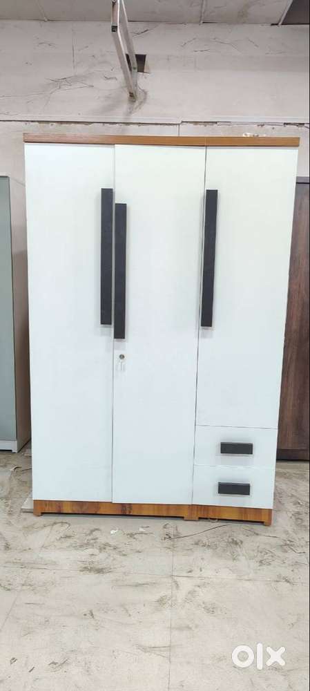 PREMIUM LOOK 3 DOOR WARDROBE WITH LONG WOODEN HANDLE