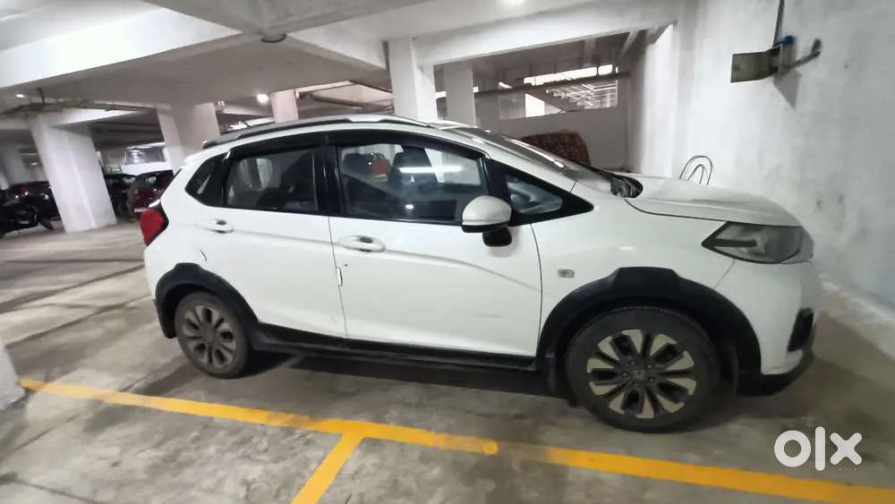 Single Hand Driving. 100% Showroom Track