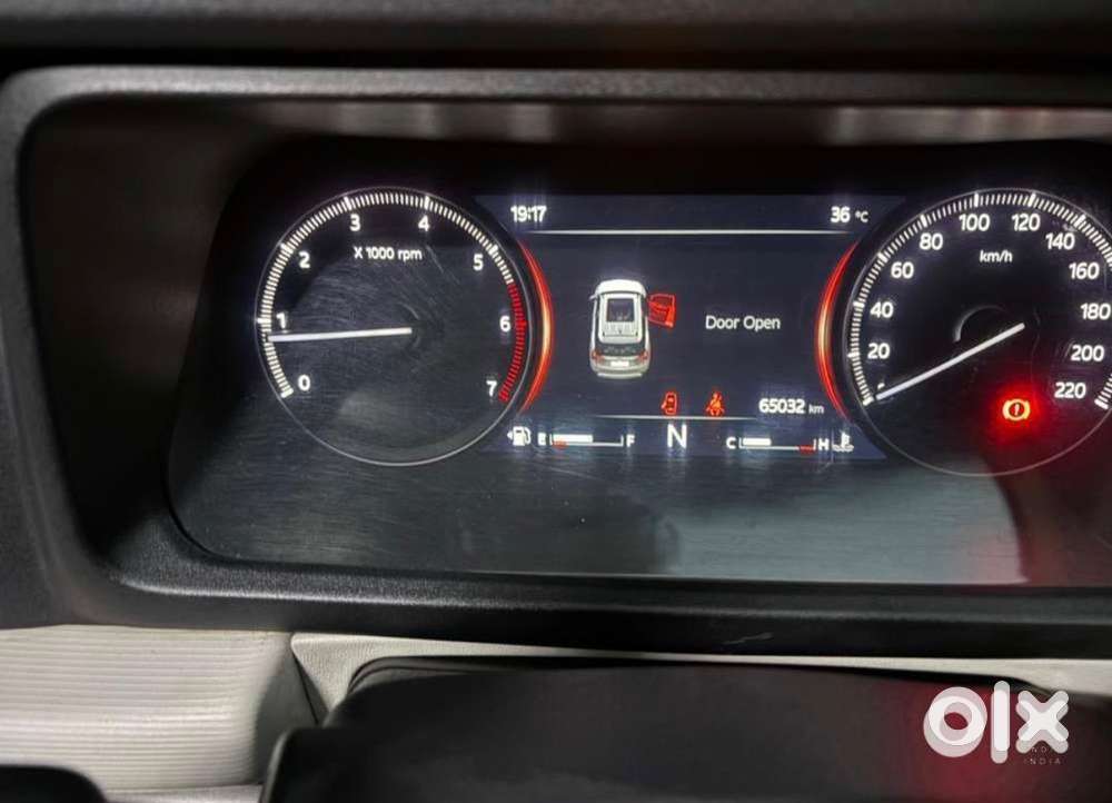 Mahindra Xuv700 Petrol Well Maintained