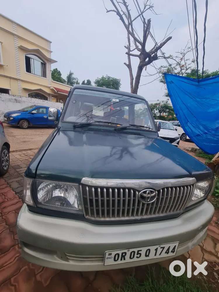 8 Seater Car