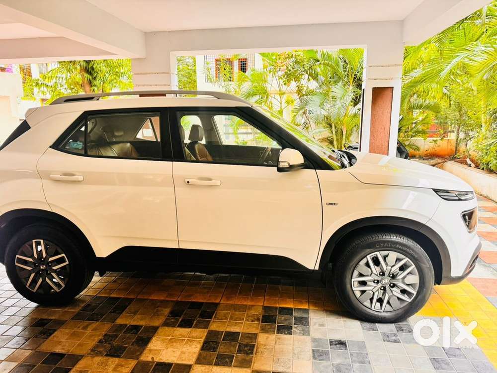 Hyundai Venue 2022 Petrol 25000 Km Driven