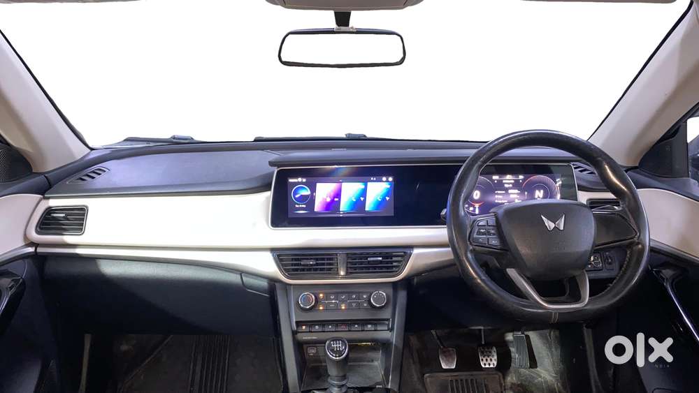 Mahindra Xuv700 2.0 Ax 5 Petrol Mt 7 Str, 2022, Petrol