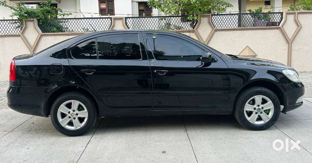 Skoda Laura Ambiente 2.0 Tdi Cr Manual, 2011, Diesel