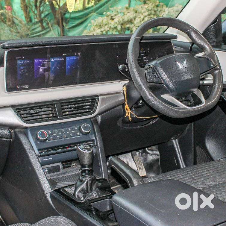 Mahindra Xuv700 Ax 5 Petrol Mt Str (e), 2022, Petrol