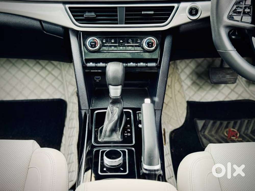 Mahindra Xuv700 2.0 Ax 7 Petrol At Str, 2024, Petrol