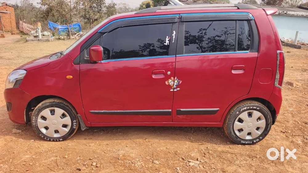 गाडी मे एक भी स्क्रेच नही और नाही कोई  काम ,चारो पावर विंडो Ac चिल्ड