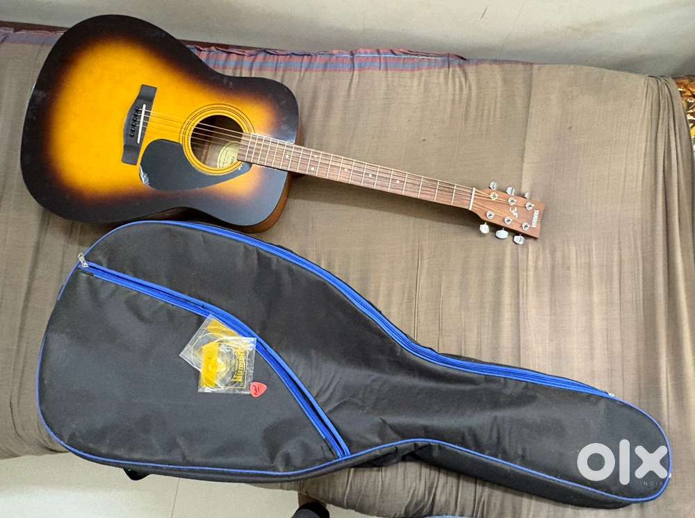 Yamaha F280 Acoustic Guitar Barely Used With Bag, Plectrums & Strings