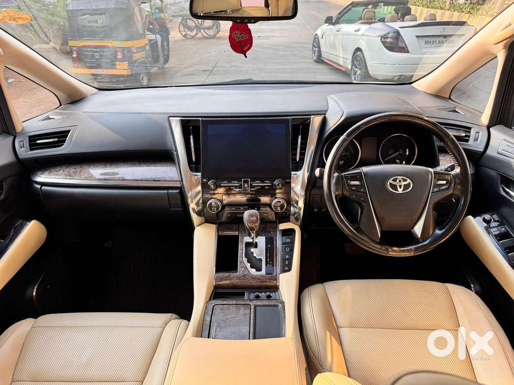 Toyota Vellfire 2.5 Executive Lounge, 2023, Cng & Hybrids