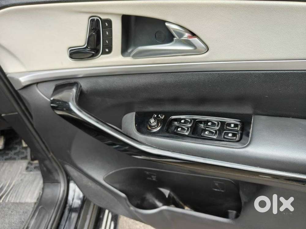 Mahindra Xuv700 2.0 Ax 7 Petrol At Str, 2024, Petrol
