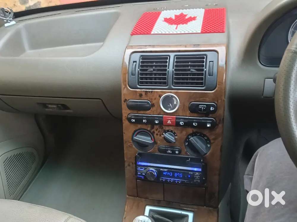 Safari Is Driving On Single Hand