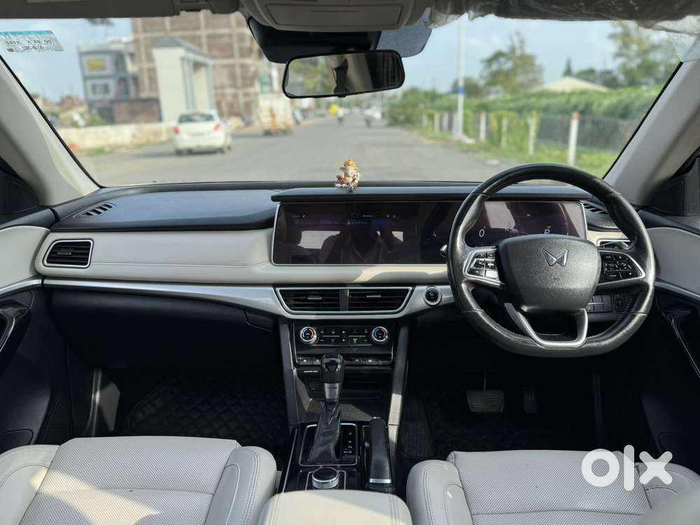 Mahindra Xuv700 2.0 Ax 7 Petrol At Str, 2022, Petrol