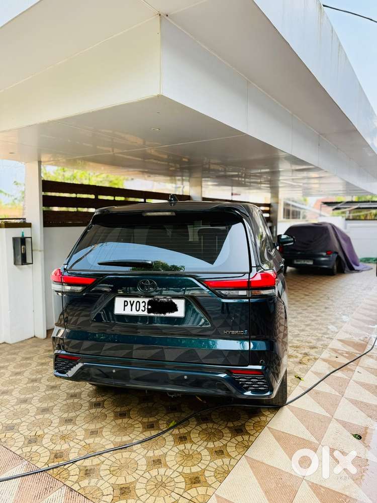 Toyota Innova Hycross