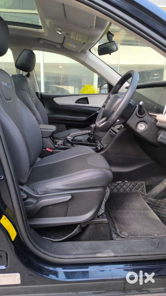 Mahindra Xuv700 2.0 Ax 5 Petrol Mt 7 Str, 2022, Petrol