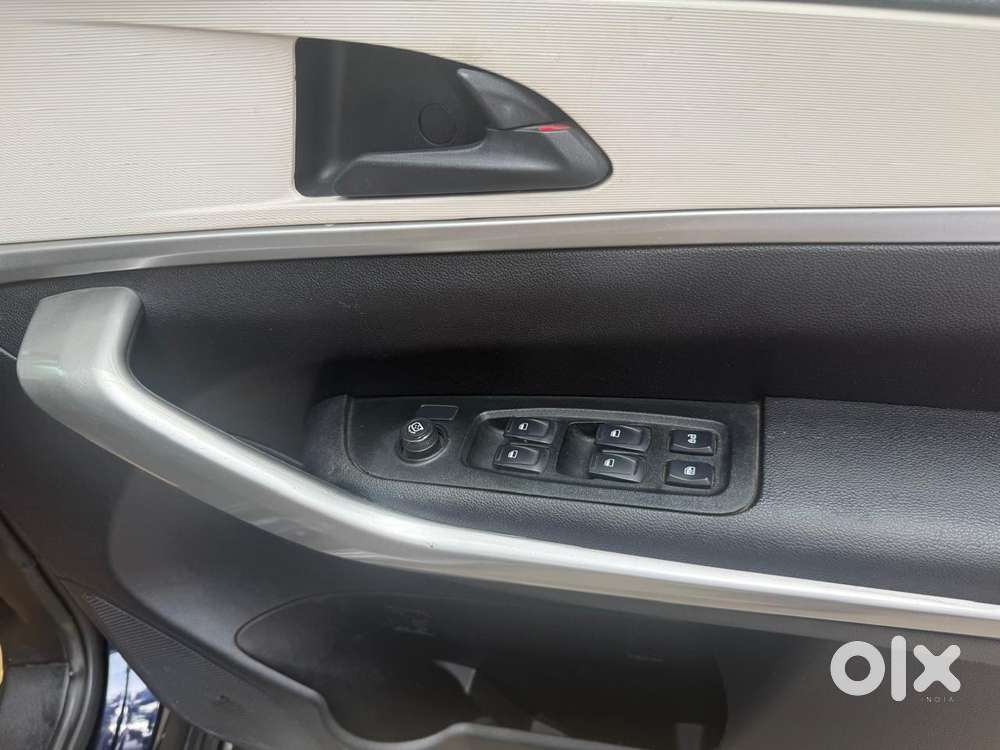 Mahindra Xuv700 2.0 Ax 3 Petrol Mt 5 Str, 2022, Petrol