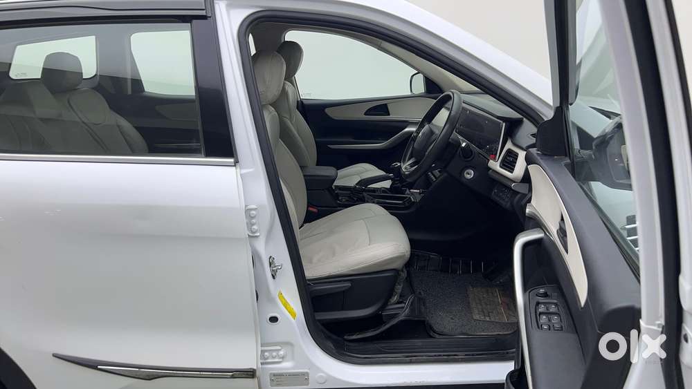 Mahindra Xuv700 2.0 Ax 3 Petrol Mt 5 Str, 2022, Petrol