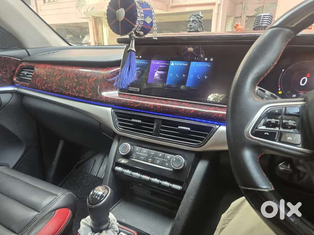 Mahindra Xuv700 Ax5 Petrol Manual 7-seater 2022  ₹3l+ Upgrades