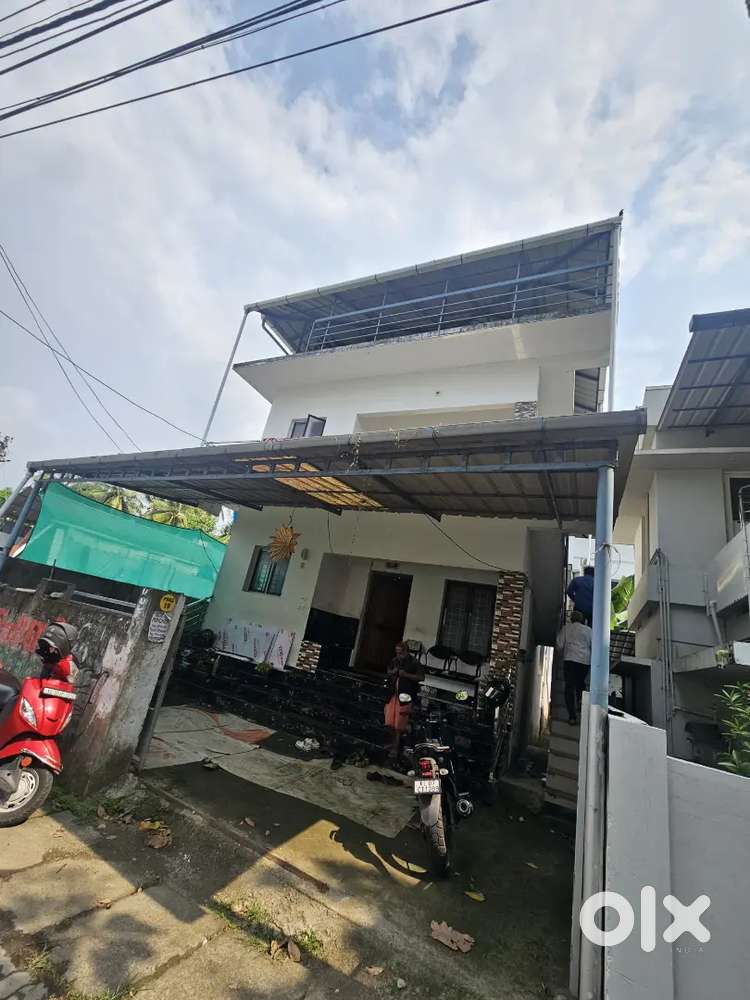 Petta metro near 2 bhk up stair for rent tripunithura