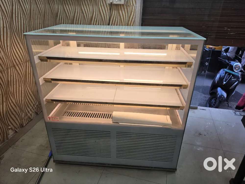 Cake display counter 4 ft