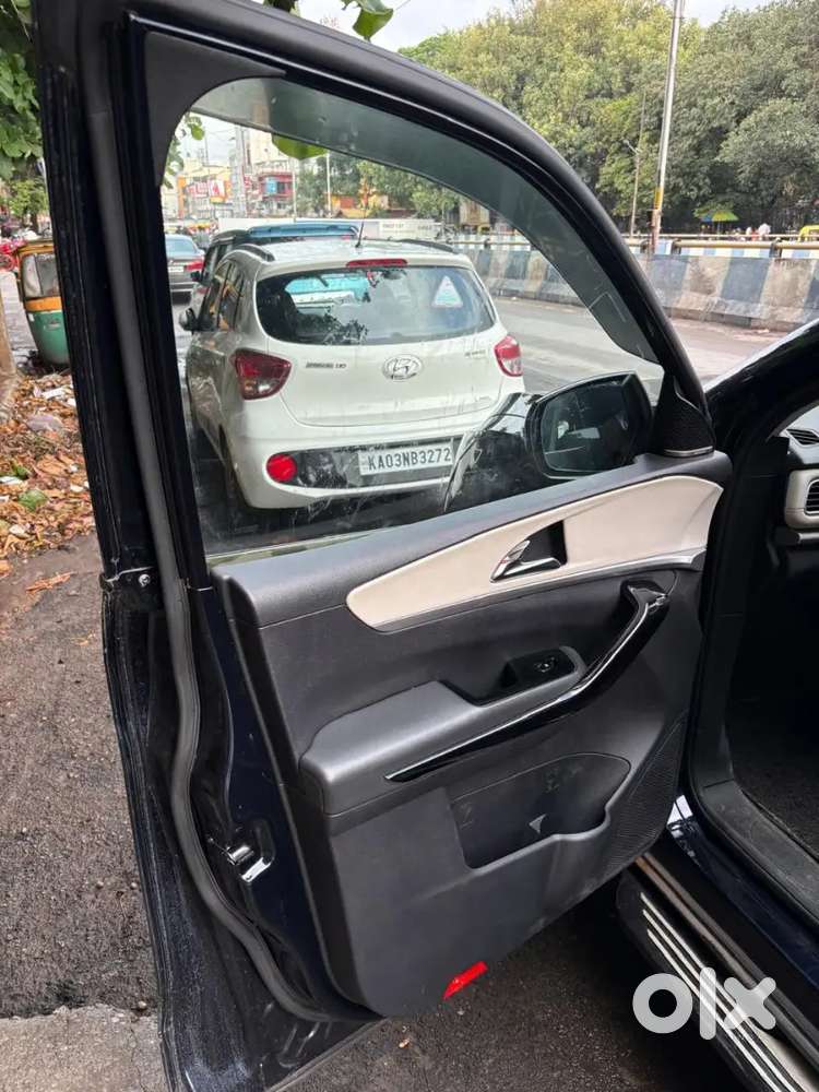 Mahindra XUV700 2022 Petrol Well Maintained with leather seats