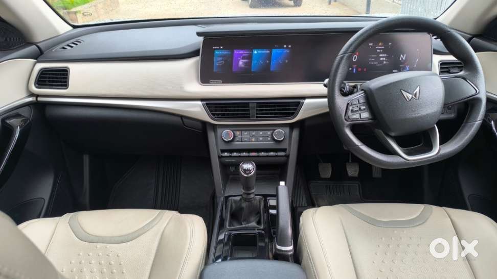 Mahindra Xuv700 2.0 Ax 5 Petrol Mt 7 Str, 2022, Petrol