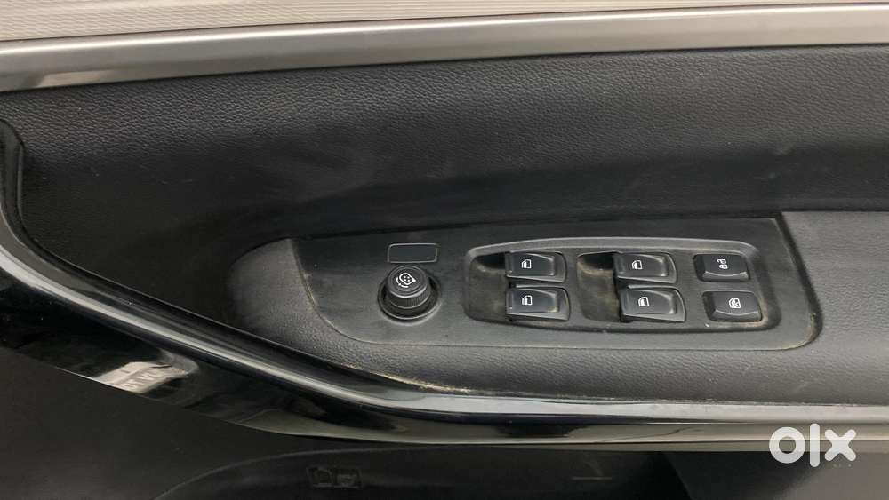 Mahindra Xuv700 2.0 Ax 5 Petrol Mt Str, 2022, Petrol