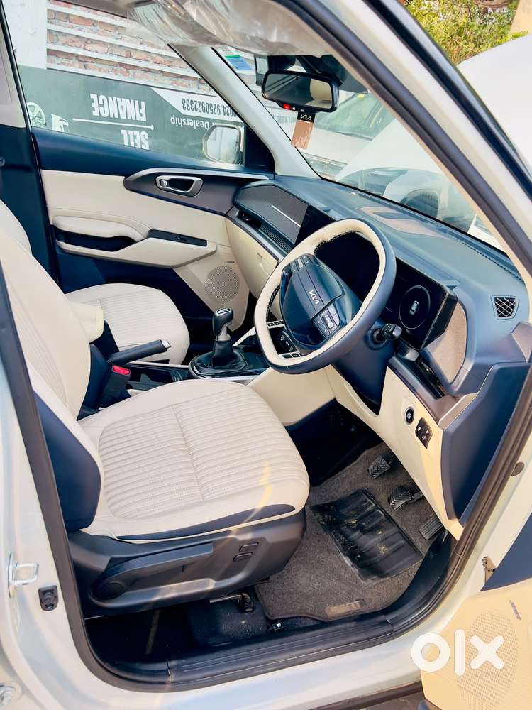 Kia Carens Clavis, 2025, Petrol
