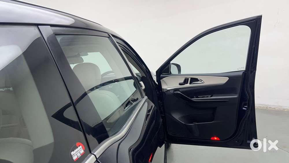 Mahindra Xuv700 2.0 Ax 7 Petrol At Luxury Pack Str, 2024, Petrol