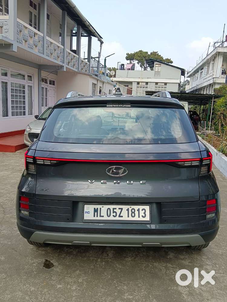 Top Model, Colour Titan Grey, Sun Roof, Blue Link & All Othr Features.