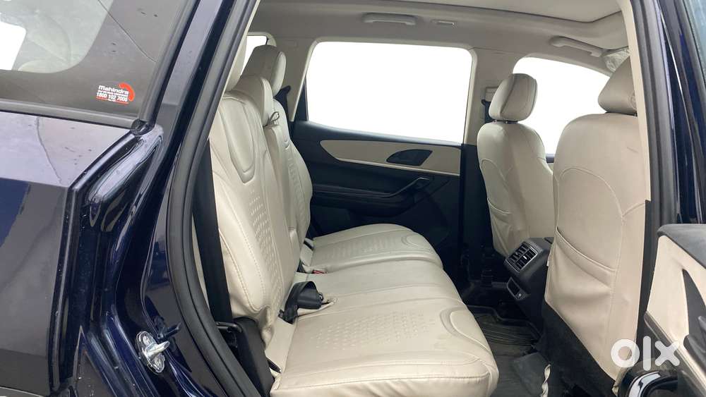 Mahindra Xuv700 2.0 Ax 5 Petrol Mt 7 Str, 2022, Petrol