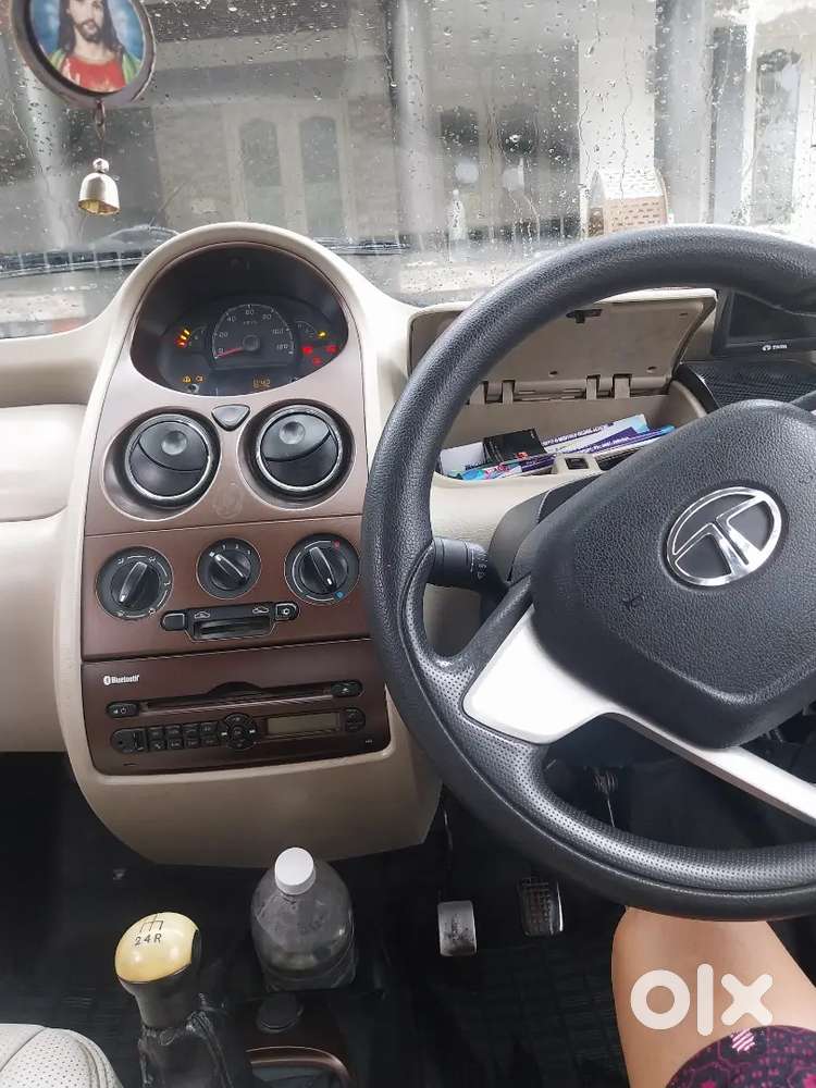 Center Lock. Power Steering Reverse Camera. Neat Condition