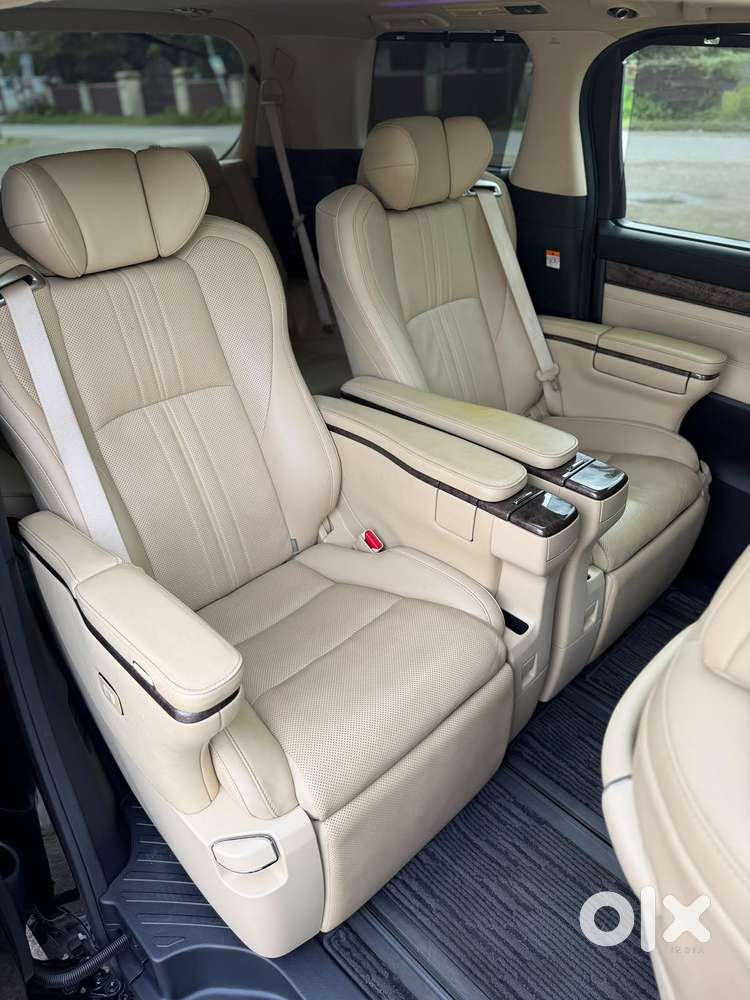 Toyota Vellfire 2.5 Executive Lounge, 2023, Cng & Hybrids