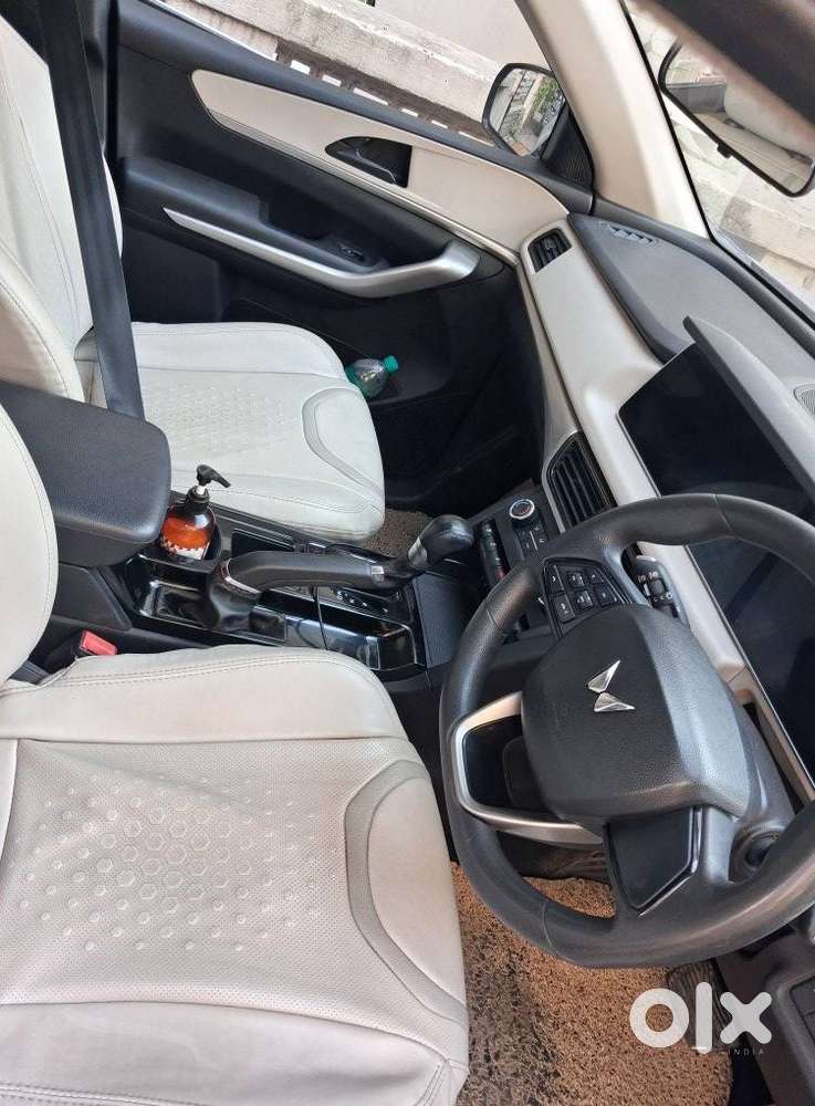 Mahindra Xuv700 2.0 Ax 3 Petrol At 5 Str, 2023, Petrol