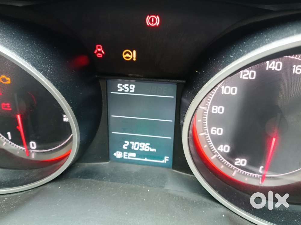 Maruti Suzuki Swift 1.2 Vxi (o), 2023, Petrol