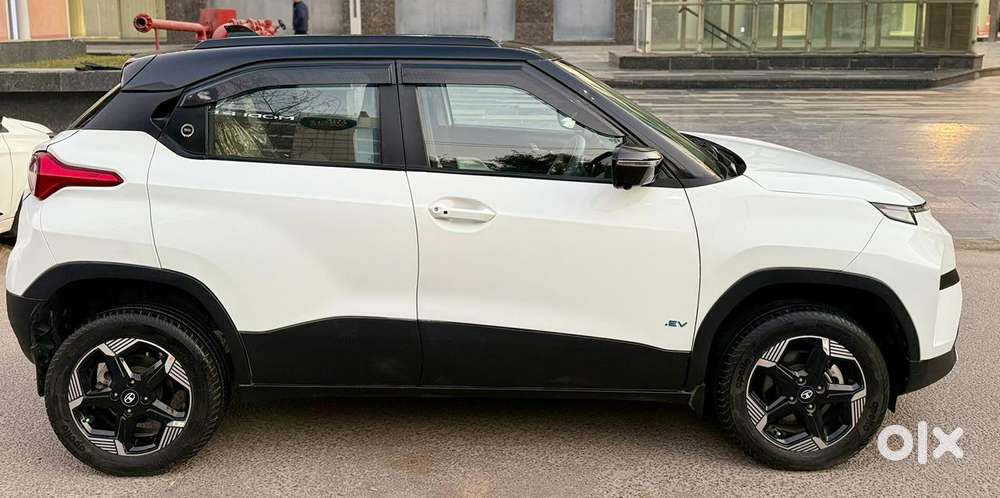 Mahindra Xuv700 Mx Diesel Mt 5 Str (e), 2022, Diesel