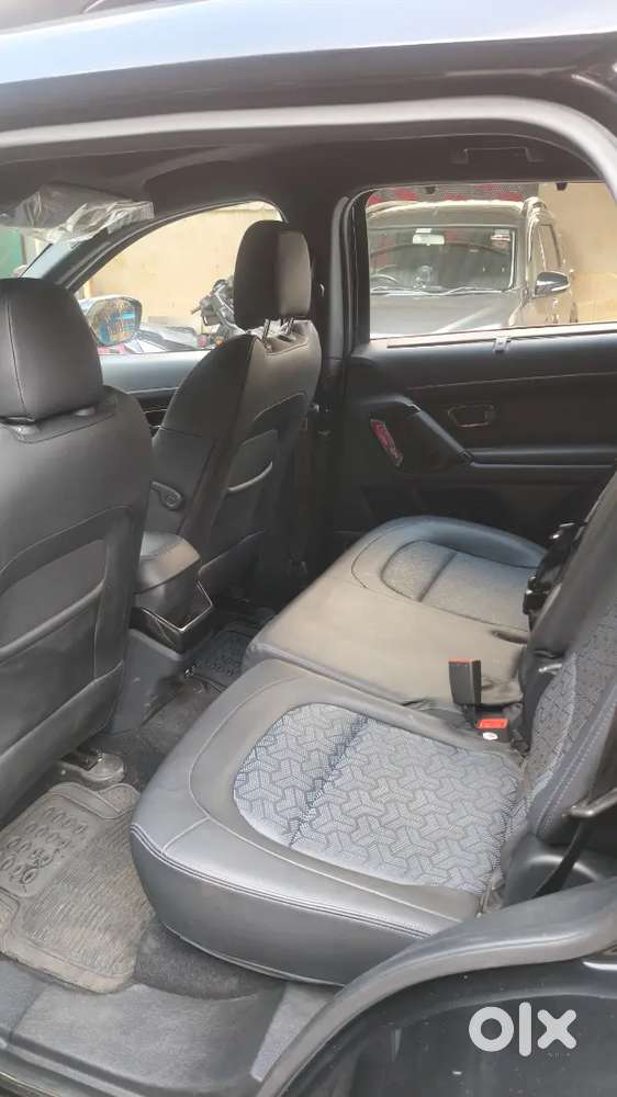 2024 Tata Safari Adventure+ Dark Edition (7-seater)