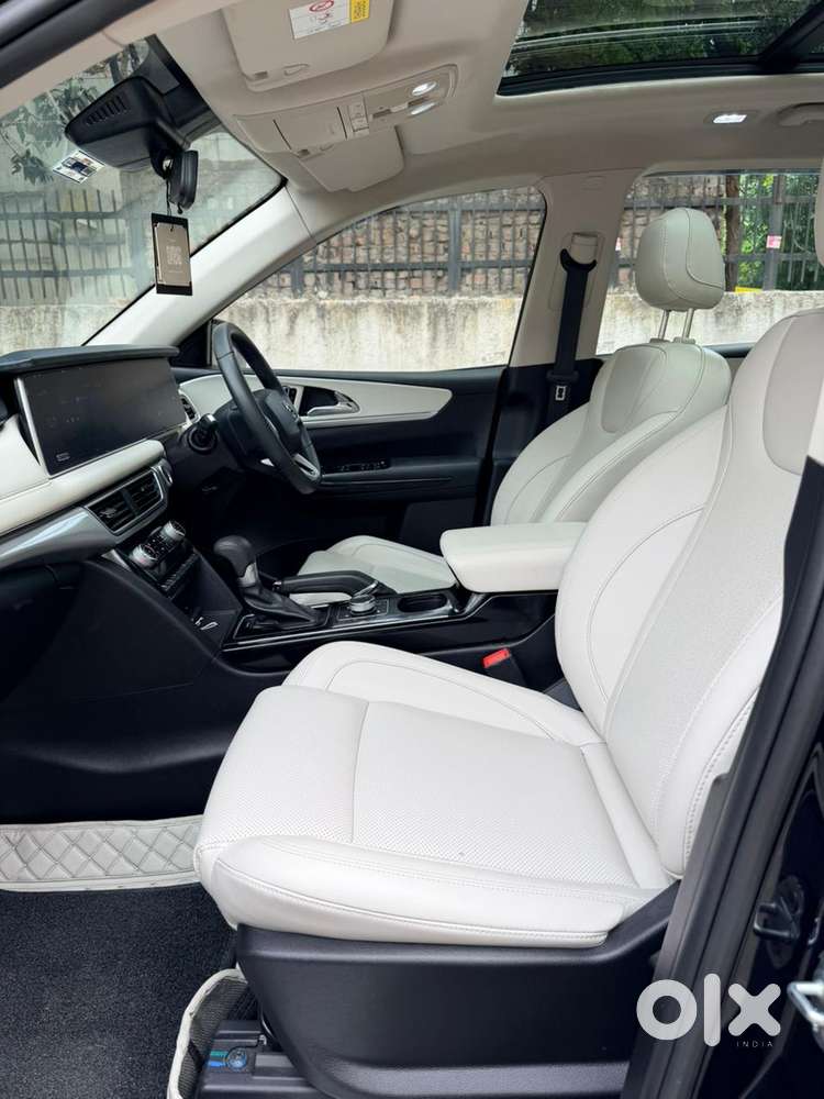 Mahindra Xuv700 2.0 Ax 7 Petrol At Str, 2024, Petrol