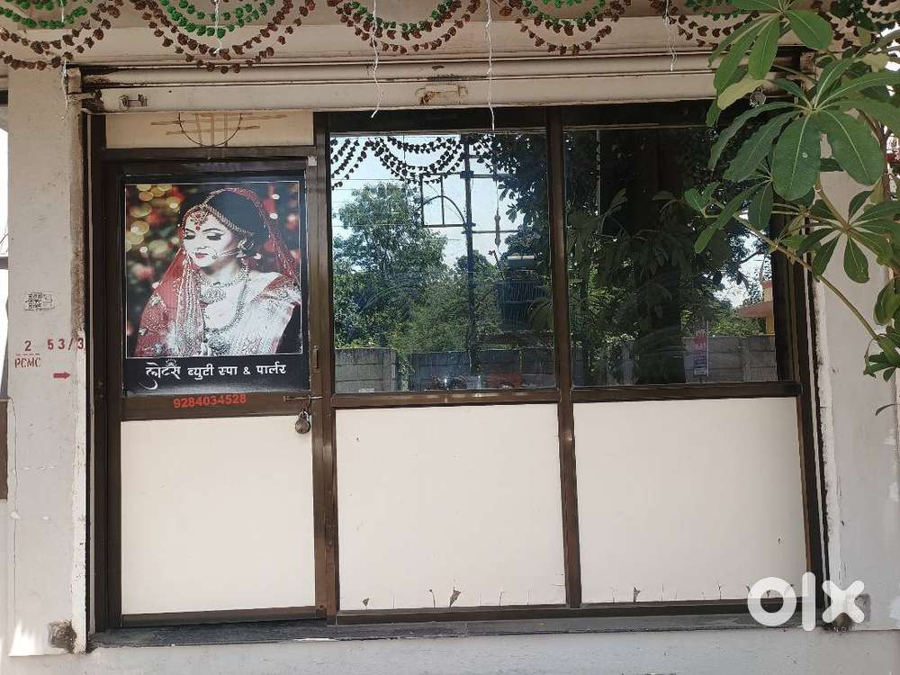 Aluminium frame with door