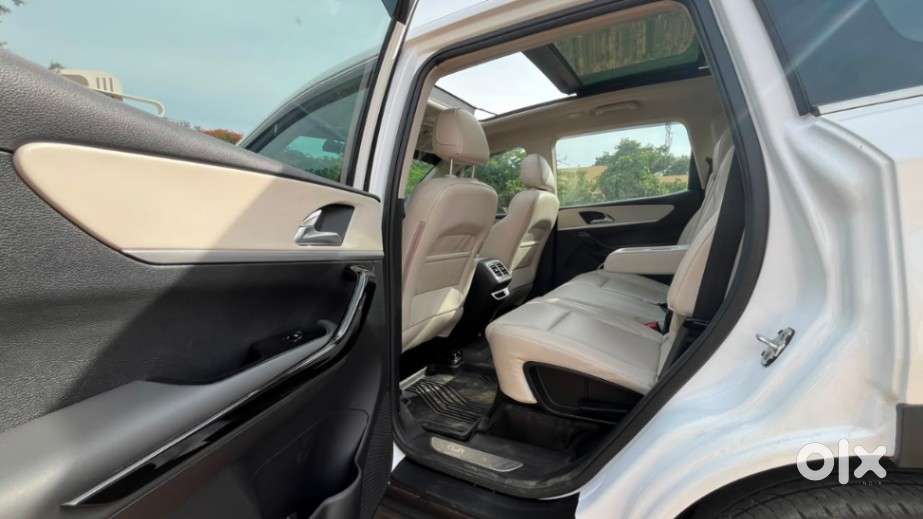 Mahindra Xuv700 2.0 Ax 7 Petrol At Str, 2024, Petrol