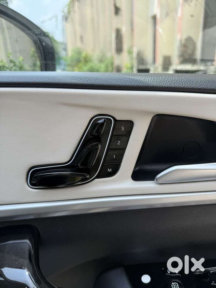 Mahindra Xuv700 2.0 Ax 7 Petrol At Luxury Pack Str, 2025, Petrol