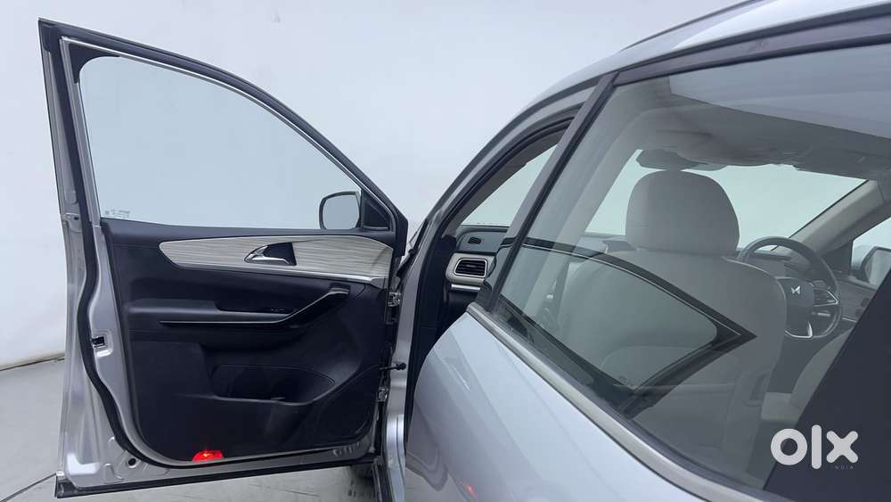 Mahindra Xuv700 2.0 Ax 7 Petrol Mt Str, 2021, Petrol