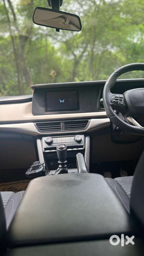 Mahindra Xuv700 2.0 Ax 3 Petrol Mt 5 Str, 2022, Petrol