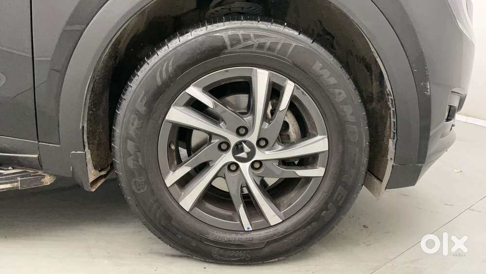 Mahindra Xuv700 2.0 Ax 5 Petrol Mt 7 Str, 2025, Petrol