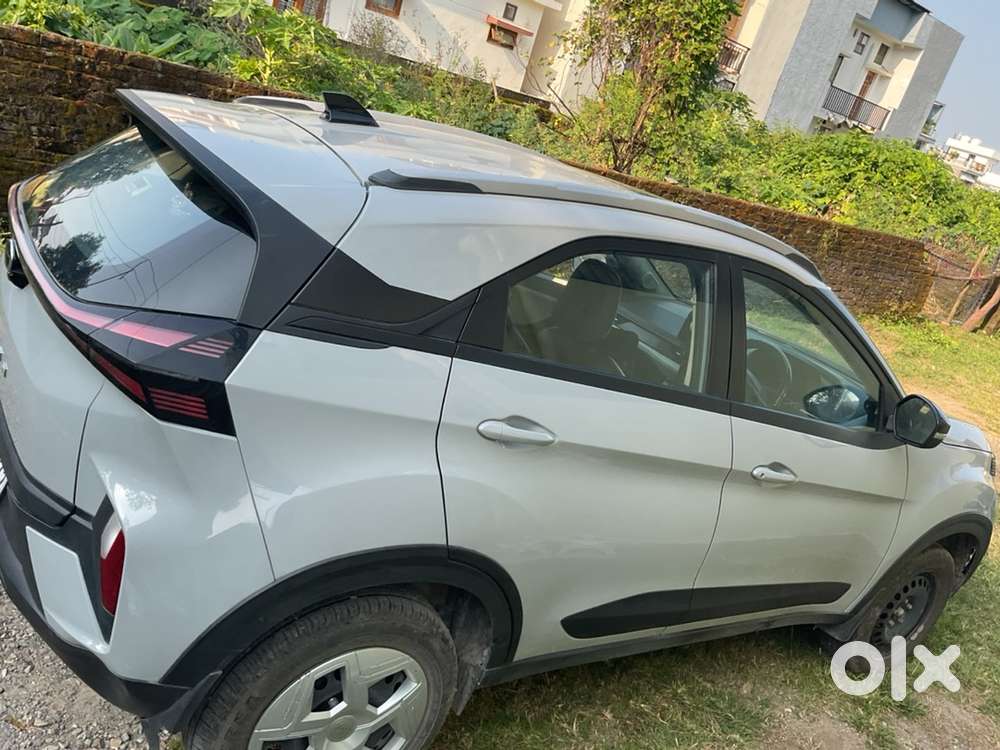 Tata Nexon Pure S Amt 2025 (automatic With Sunroof)