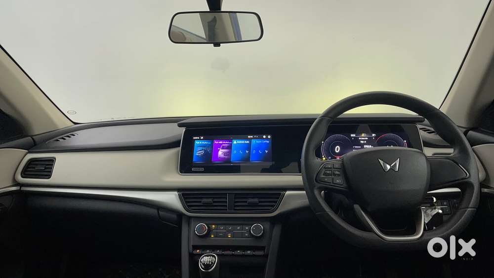 Mahindra Xuv700 2.0 Ax 5 Petrol Mt Str, 2022, Petrol