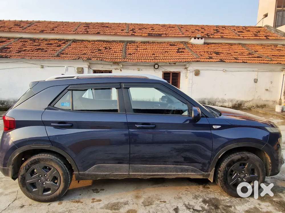Hyundai Venue 2021 Petrol Manual Showroom Track Vehicle
