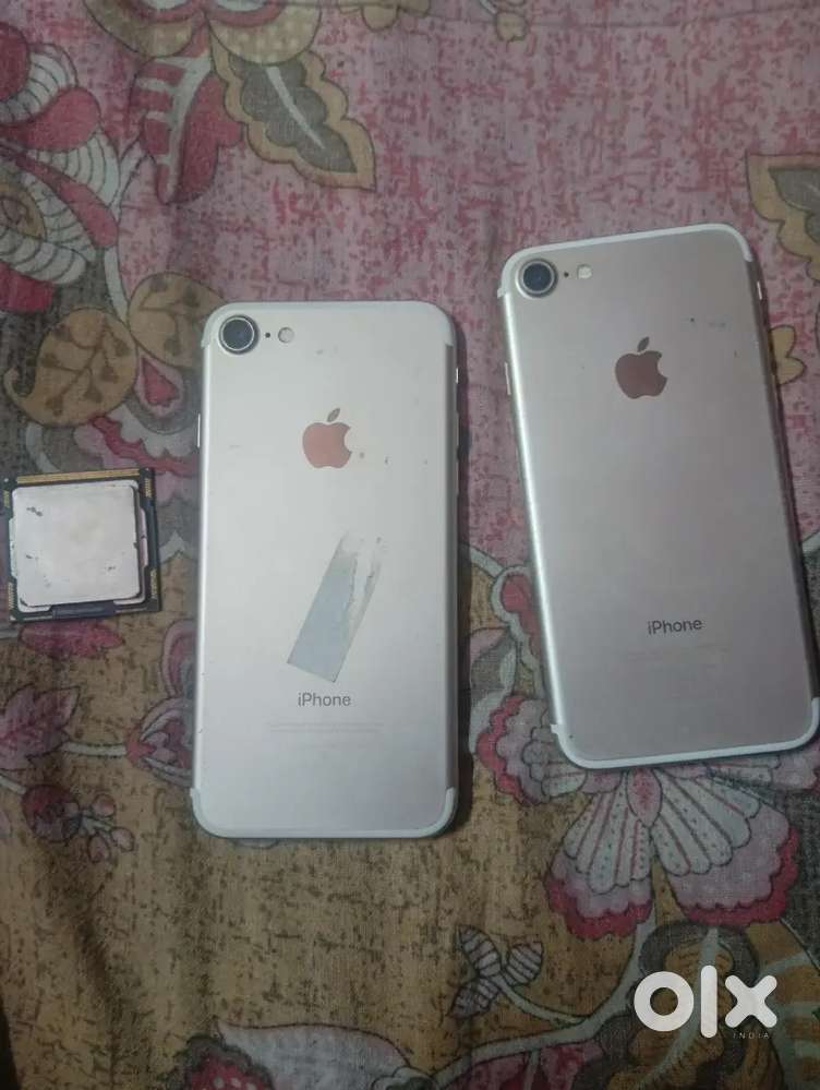 Iphone 7 hai display and battery change hai badhiya quality ka hai prt