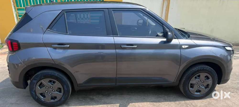 Hyundai Venue 2023 Petrol Well Maintained