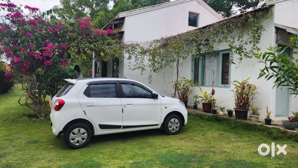 Alto K10 White With Black Decals And Spoilers, Infotainment System